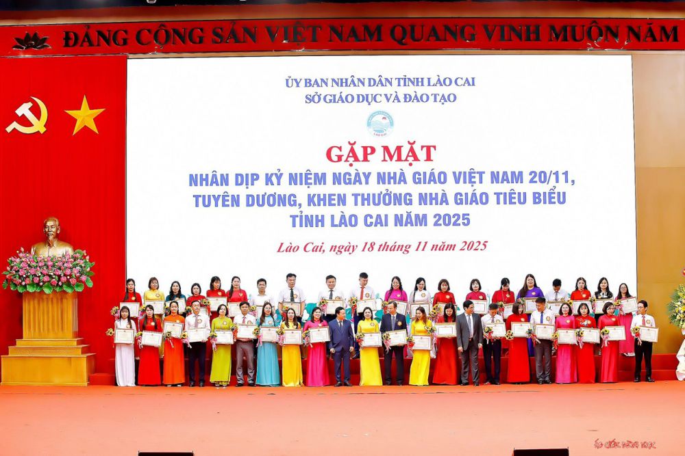 Nhà giáo Hoàng Thị Hoa chụo ảnh cùng các cá nhân được khen thưởng